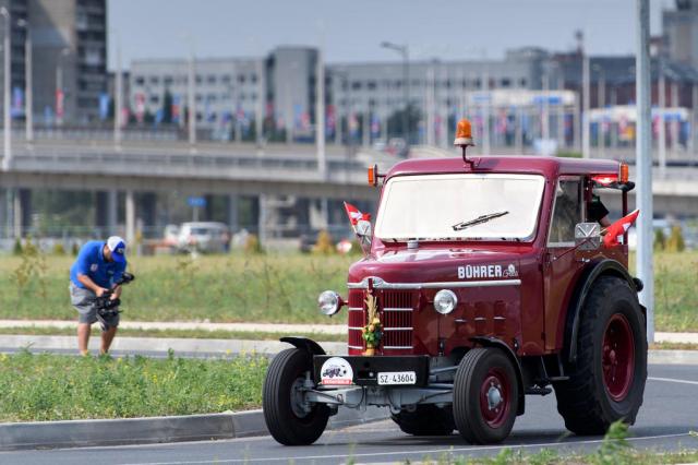 ワールドカップが見たい スイスの中高年男性ら トラクターでロシアへ２千キロの旅 Swi Swissinfo Ch