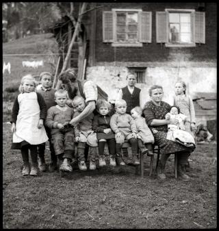 عائلة كبيرة تجلس على مقعد حديقة