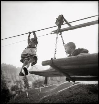 ロープウェーで遊ぶ子供