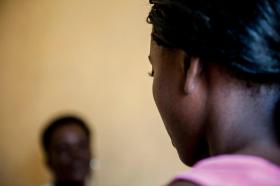 Une fillette victime d un viol et sa mère à Monrovia Liberia (2009)