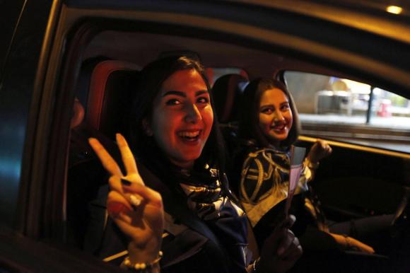 Zwei junge Frauen im Auto