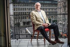un uomo seduto su un balcone affacciato alla paradeplatz di zurigo