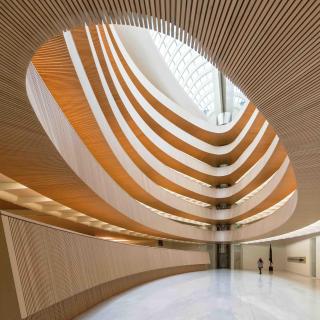 Mehrstöckiger, ovaler Lichthof aus Holzkonstruktion in einem Gebäude