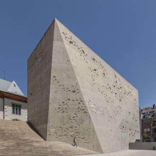 Monolith mit geometrischer Form, worin sich ein Teil eines Museums befindet