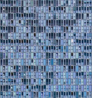 Fassade eines riesign, blauen Wohnblocks
