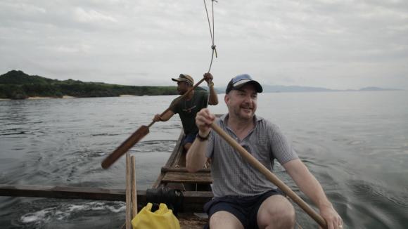 沖縄でサバニを漕ぐスイス人報道写真家のパトリック・ロールさん