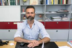 El médico Massimiliano La Fauci en su consulta, sentado frente a su escritorio