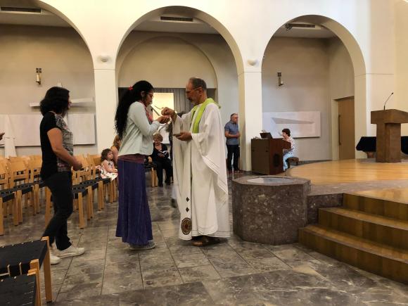 Padre celebrando uma missa