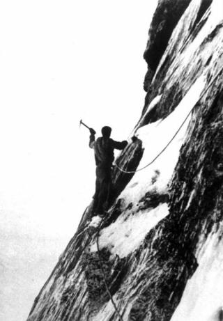 Alpinist mit Pickel bei der Erstbesteigung der Eiger-Nordwand