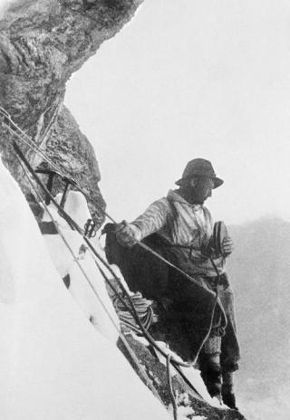 Ein Alpinist isst ein Butterbrot