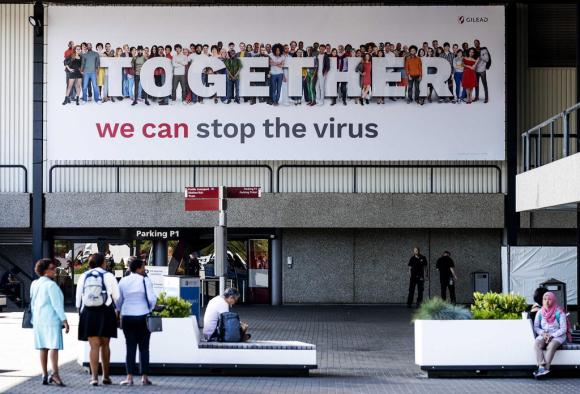 Lo slogan Possiamo fermare il virus accoglie i partecipanti al congresso di Amsterdam