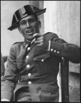 Retrato de soldado que apunta con el dedo al fotógrafo