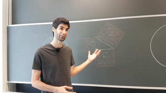 Joven matemático explica el teorema de Pitágoras en una pizarra