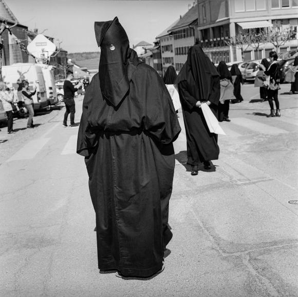 Zwei Frauen in Schwarz auf einer Strasse