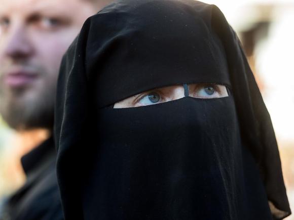 Une femme en burqa