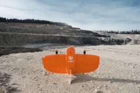 Drohne am Boden, die einem Flugzeug ähnelt, zum Start aber auf der Schwanzflosse steht