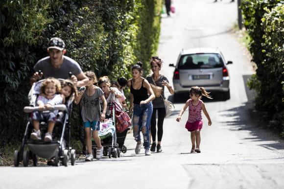 Varios romaníes abandonan un campamento tras ser expulsados
