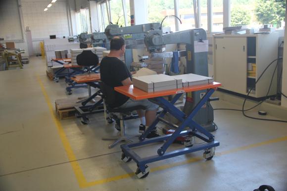 Homem trabalhando em fábrica