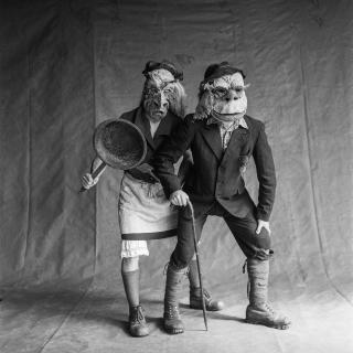 Deux personnes déguisées comme des vieux, avec des masques