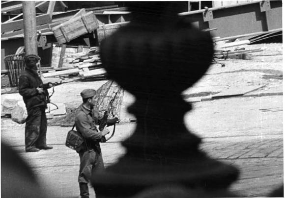 Due soldati su una piazza, foto in bianco e nero