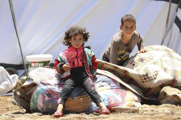 طفلان في مخيم للاجئين في سوريا