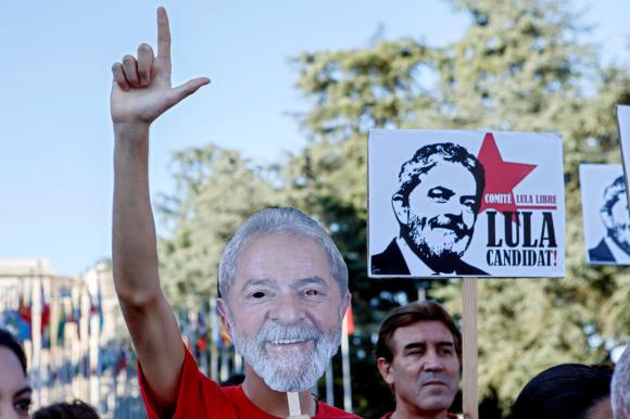 Manifestantes com máscaras do ex-presidente Lula