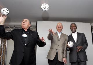 Blatter, Annan y Schwab en Ginebra con balones de futbol.