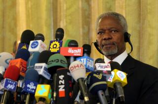 Kofi Annan y frente a él, un buen número de micrófonos.