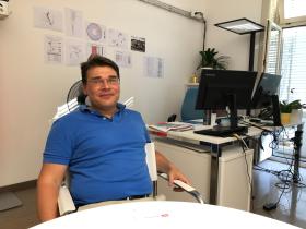 Un hombre con gafas y sentado en un despacho