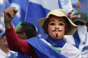 Manifestante nicaragüense con una máscara