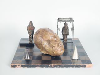 5 Objekte aus Bronze, Marmor, Eisen, Holz, bemalt und Aluminium auf altem chinesischem Schachbrett aus Holz