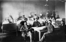 جنود مُصابون بالإنفلونزا الإسبانية في مستشفى