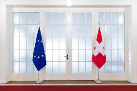 Banderas de la UE y de Suiza