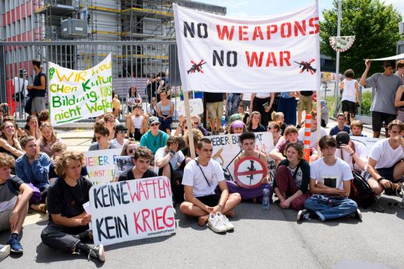 People demonstrating against weapons exports