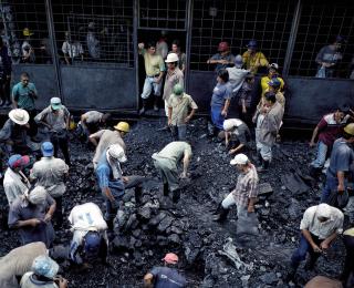 Trabajadores en la entrada de una mina