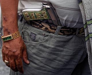 Un negociante de esmeraldas lleva una pulsera y un arma con esmeraldas
