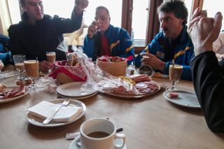 Les préparateurs de pistes assis à une table mangent le petit déjeuner
