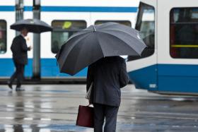 Banker mit Schirm, von hinten fotografiert