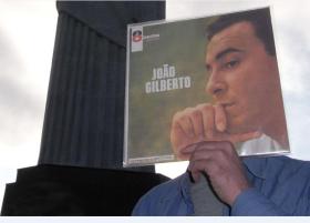 Marc Fischer posa com disco de João Gilberto na frente do rosto