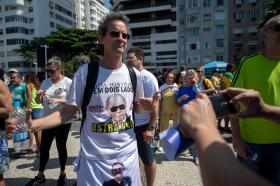 Eleitor de Bolsonaro enverga camiseta em memória de Brilhante Ustra, oficial condenado por tortura