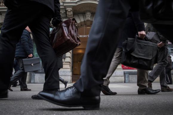 Gambe di banchieri di fronte alla sede del Credit Suisse
