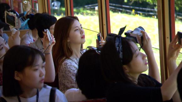 девушки из Азии фотографируют вид из окна поезда