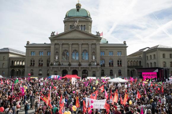 Manifestantes frente a Palacio Federal en Berna