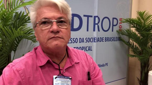 Homem olhando para a câmera