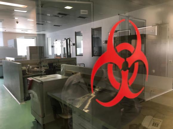 Symbole de risque biologique sur la vitre d un laboratoire