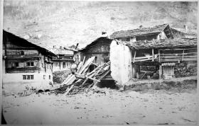 Imagen en blanco y negro de una casa destruida