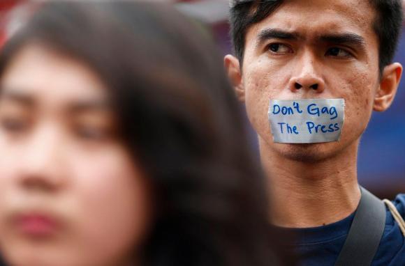 Manifestação criticando o presidente filipino Rodrigo Duterte na capital Manila