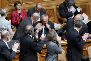Schneider-Ammann est applaudi par les parlementaires lors de son élection en septembre 2010