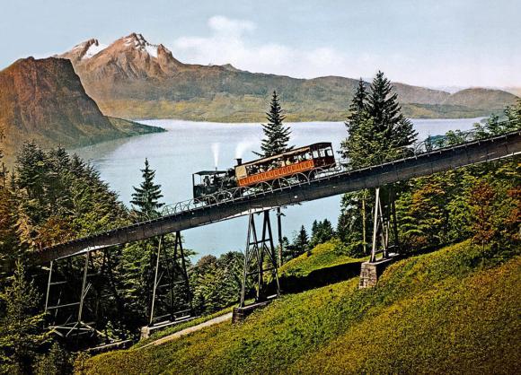Carte postale en couleurs représentant le train à vapeur à crémaillère de Vitznau sur le Rigi