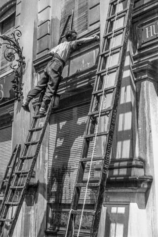 Ein Fassadenreiniger auf einer Leiter